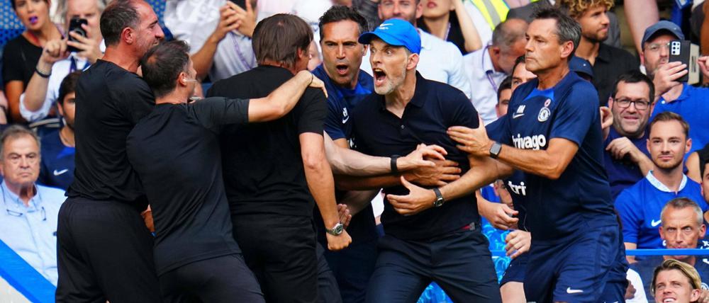 Streit beim üblichen Handshake: Thomas Tuchel (Mi.) und Antonio Conte (3. v. l.)