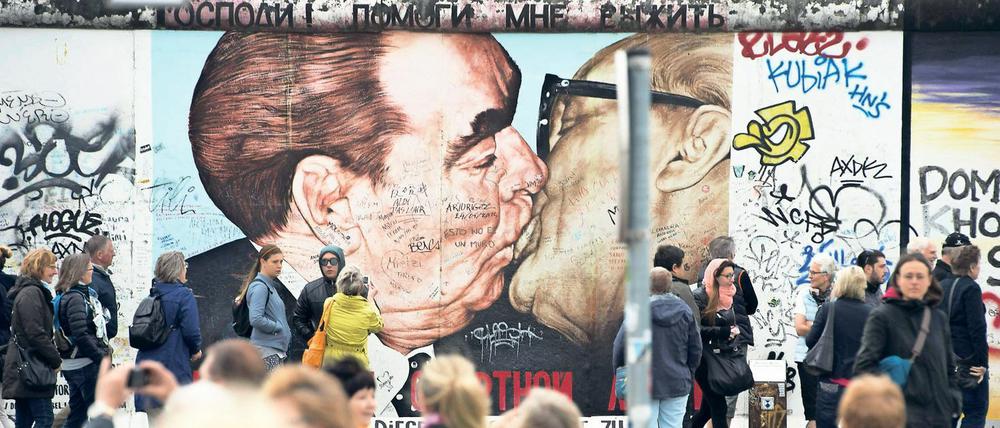 Weltberühmt: der Bruderkuss an der Berliner East Side Gallery.