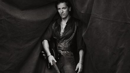 Bruce Springsten, schwarz weiß, Ganzkörperporträt mit E-Gitarre.