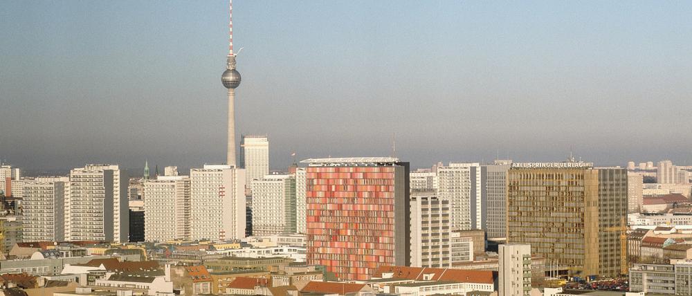 Die farbige Fassade des 1999 fertiggestellten Hochhauses sollte nach dem Mauerfall den Beginn einer neuen Ära repräsentieren und war eine der ersten natürlich belüfteten Hochhausfassaden weltweit.