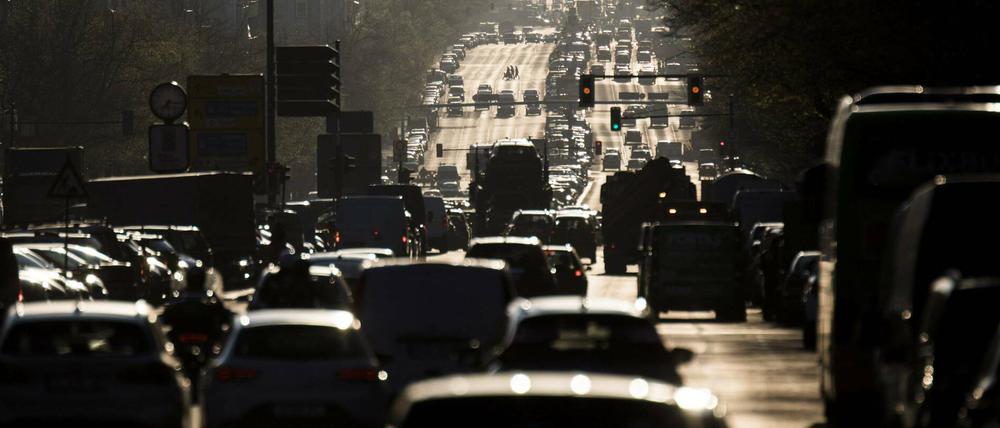 Vor allem im Straßenverkehr entstehen viele Luftschadstoffe wie Stickoxide und Feinstaub.