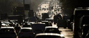 Vor allem im Straßenverkehr entstehen viele Luftschadstoffe wie Stickoxide und Feinstaub.