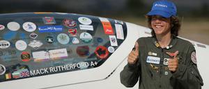 Mack Rutherford posiert nach seiner Landung für die Fotografen.