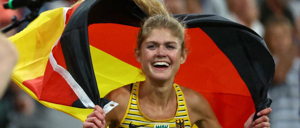 Konstanze Klosterhalfen feiert ihren Sieg.