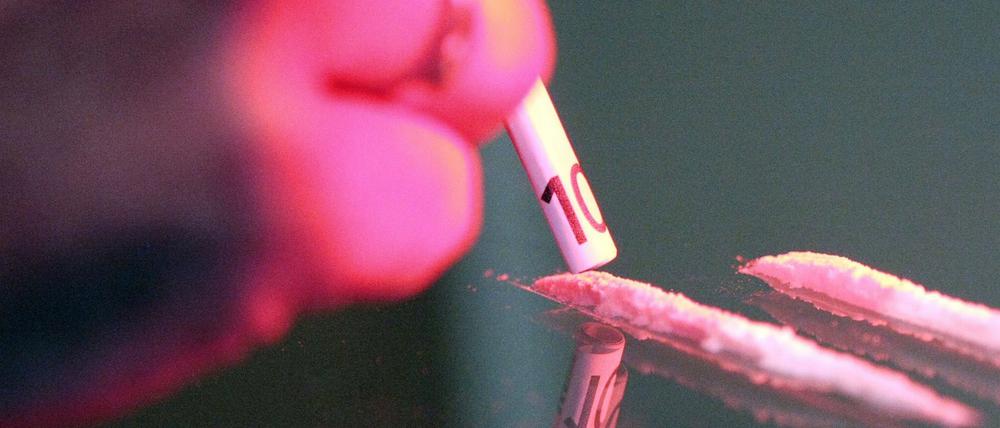 In vielen Berliner Bars und Clubs fast Normalzustand: Auf den Toiletten werden Geldscheine gerollt, um damit Kokain in die Nase zu ziehen. Die Grünen wollen das entkriminalisieren.