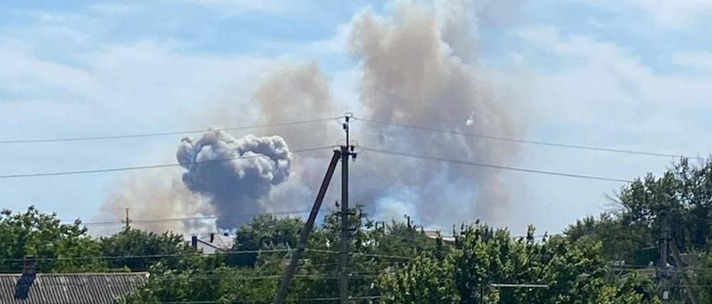 Rauch nach einer Explosion auf dem russischen Stützpunkt Saki (am 9. August 2022) 