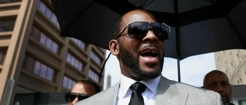 US-Sänger R. Kelly kommt vor dem Leighton Criminal Court an.