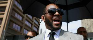 US-Sänger R. Kelly kommt vor dem Leighton Criminal Court an.