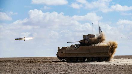 Eine US-Militärübung in Deir Ezzor in Nordsyrien, zwei Tage, nachdem Joe Biden Angriffe auf Iran-treue Milizen anordnete. 