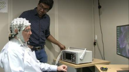 Die Stimulation über Elektroden in einer Haube ist als leichtes Kribbeln wahrnehmbar.