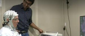 Die Stimulation über Elektroden in einer Haube ist als leichtes Kribbeln wahrnehmbar.