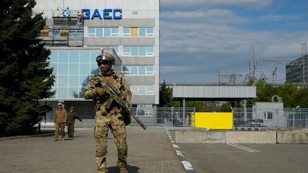 : Ein russischer Soldat steht am 01.05.2022 auf dem Gelände des Kernkraftwerks Saporischschja in einem Gebiet unter russischer Militärkontrolle im Südosten der Ukraine Wache.