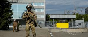 : Ein russischer Soldat steht am 01.05.2022 auf dem Gelände des Kernkraftwerks Saporischschja in einem Gebiet unter russischer Militärkontrolle im Südosten der Ukraine Wache.