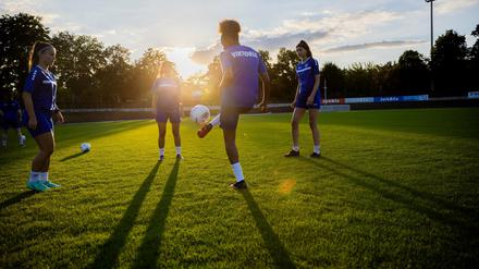 Maja Wasiak (l-r), Hiva Lorin Beyaztepe, Mona Saar und Hanna Schulte beim Training von FC Viktoria Berlin im Stadion Lichterfelde.