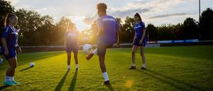 Maja Wasiak (l-r), Hiva Lorin Beyaztepe, Mona Saar und Hanna Schulte beim Training von FC Viktoria Berlin im Stadion Lichterfelde.