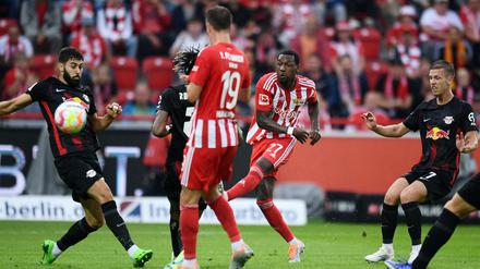 Sheraldo Becker trifft in dieser Szene zum 2:0.