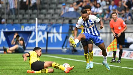 Hertha-Profi Chidera Ejuke (re.) suchte teilweise zu oft das eins gegen eins.
