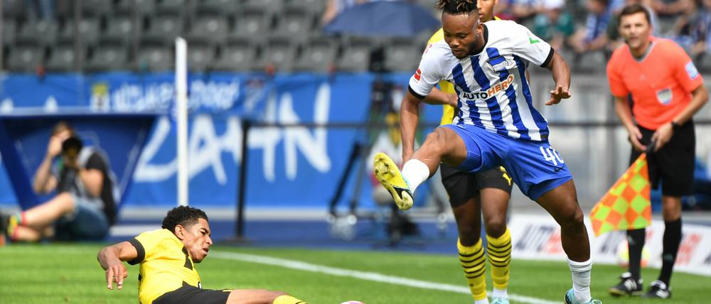 Hertha-Profi Chidera Ejuke (re.) suchte teilweise zu oft das eins gegen eins.