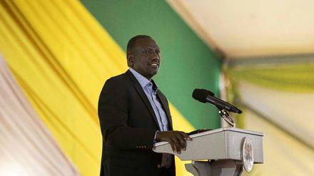 William Ruto steht bei einer Pressekonferenz am Rednerpult. 