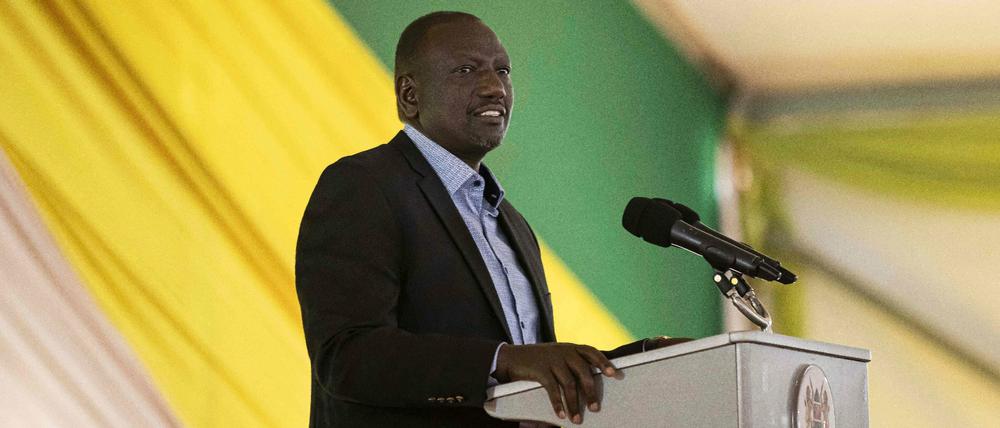 William Ruto steht bei einer Pressekonferenz am Rednerpult.