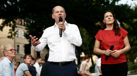 Konnte sich nur schwer verständlich machen: Bundeskanzler Olaf Scholz (SPD) bei einer Veranstaltung mit der örtlichen Bundestagsabgeordneten Wiebke Papenbrock (SPD) in Neuruppin.