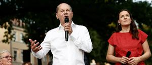 Konnte sich nur schwer verständlich machen: Bundeskanzler Olaf Scholz (SPD) bei einer Veranstaltung mit der örtlichen Bundestagsabgeordneten Wiebke Papenbrock (SPD) in Neuruppin.