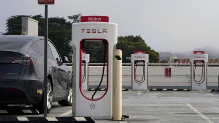 Ein E-Auto parkt in Kalifornien an einer Elektroladestation.