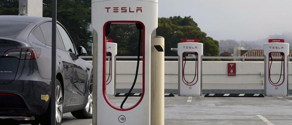 Ein E-Auto parkt in Kalifornien an einer Elektroladestation.