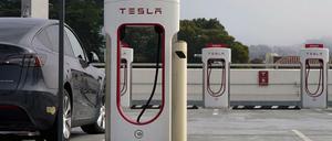 Ein E-Auto parkt in Kalifornien an einer Elektroladestation.