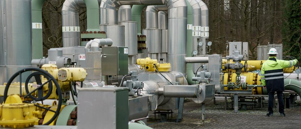 Ein Mitarbeiter der Stadtwerke Kiel führt im Gasspeicher der Stadtwerke Messungen durch.