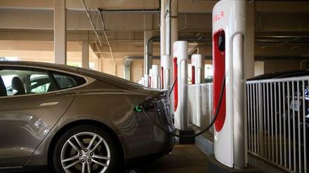 In Kalifornien steht ein Elektroauto der Marke Tesla an einer Ladestation.