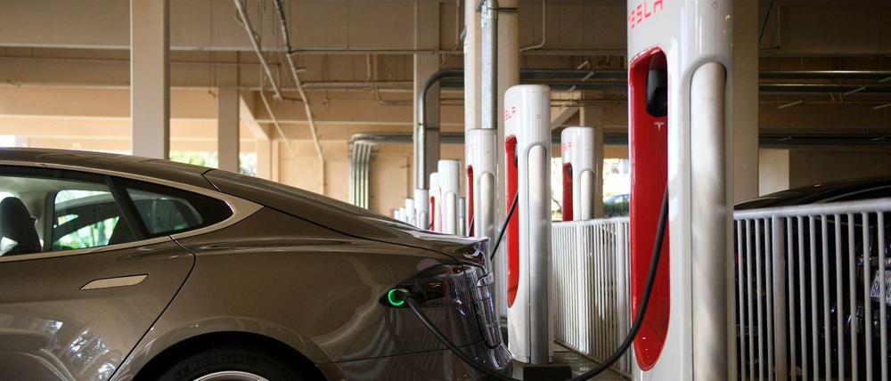 In Kalifornien steht ein Elektroauto der Marke Tesla an einer Ladestation.