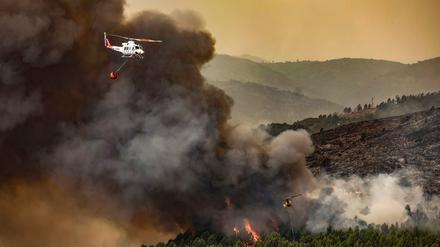 Zwei Löschhubschrauber bekämpfen einen Waldbrand in Bejís, Castellón.