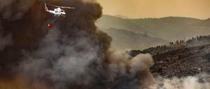 Zwei Löschhubschrauber bekämpfen einen Waldbrand in Bejís, Castellón.