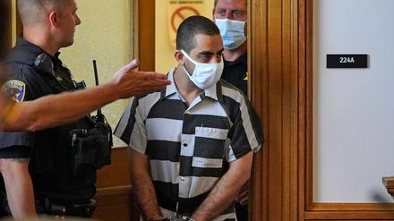Hadi Matar, der 24 Jahre alte mutmaßliche Täter, kommt zu einer Anklageverlesung im Chautauqua County Courthouse an. 