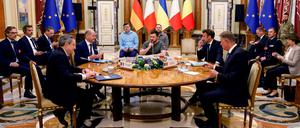 Späte Waffenhilfe: Mario Draghi (links), Olaf Scholz, Emmanuel Macron und der rumänische Präsident Klaus Iohannis zu Besuch bei Wolodymyr Selensyj in Kiew Mitte Juni. 