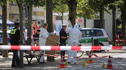 Beamte der Spurensicherung arbeiten in der Innenstadt von Weiden in der Oberpfalz.