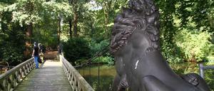 Große Löwen, flaches Geländer - und damals schon gesperrt: die Löwenbrücke, fotografiert 2011.