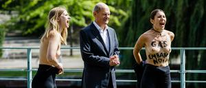 „Gas-Embargo now“ hatten sich die Demonstrantinnen auf den Oberkörper geschrieben.