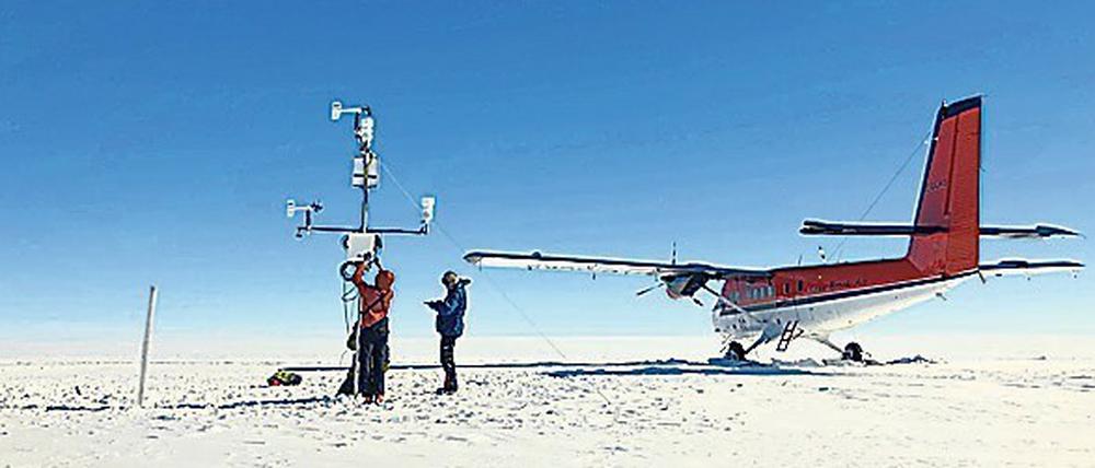 Forschende installieren Messstation auf dem Eisschild