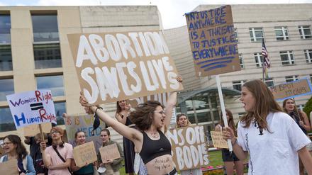 Vor der US-Botschaft demonstrieren junge Erwachsene gegen das Abtreibungsverbot in den USA.