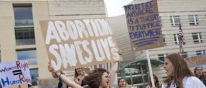Vor der US-Botschaft demonstrieren junge Erwachsene gegen das Abtreibungsverbot in den USA.