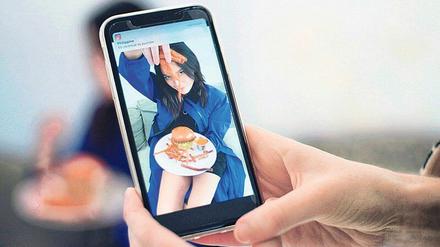 Wer ist schuld an dem Sexismus? Womöglich junge, weiße Männer, die Algorithmen so programmieren, dass nur sexualisierte Bilder gelikt werden, wie beim Food-Porn. 