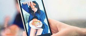 Wer ist schuld an dem Sexismus? Womöglich junge, weiße Männer, die Algorithmen so programmieren, dass nur sexualisierte Bilder gelikt werden, wie beim Food-Porn. 