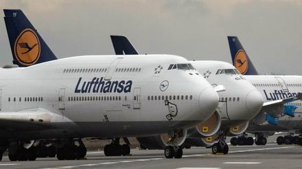 Lufthansa-Jets stehen am Flughafen