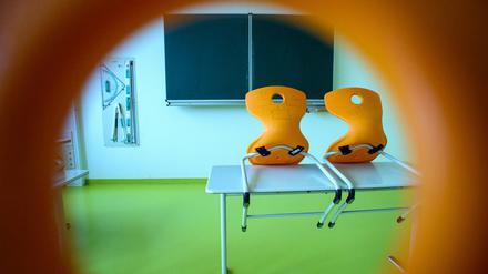 Viele Stühle in Berlins Schulen bleiben wegen der Krankheitswelle leer.