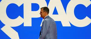 Der Gouverneur des Bundesstaats Oklahoma Kevin Stitt verlässt eine Bühne einer Parteiveranstaltung in Texas. 