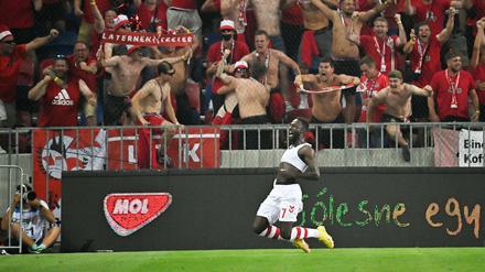 Kingsley Schindler jubelt über das 3:0 - die Fans feiern die Rückkehr nach Europa.
