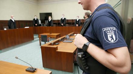 Am Dienstag hat unter Vorsitz von Richter Detlev Schmidt am Berliner Kammergericht der Prozess gegen die mutmaßliche IS-Rückkehrerin begonnen.