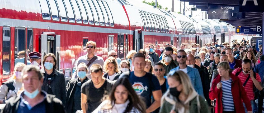 26 Millionen Neu-Euro-Tickets wurden verkauft. Das Experiment führte zu vollgestopften Zügen und überlasteten Zugbegleitern. 